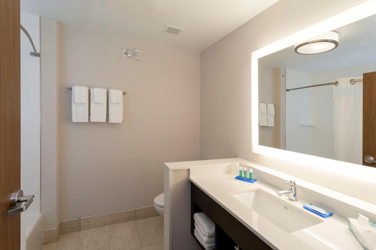 Holiday Inn Express & Suites - Denton - Sanger, An Ihg Hotel Екстер'єр фото